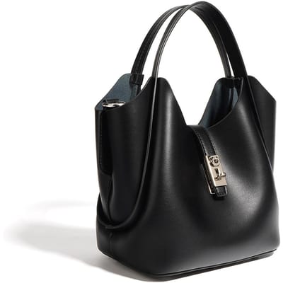 Deze enkelvoudige schoudertas met grote capaciteit en crossbody-stijl is een veelzijdige tas voor woon-werkverkeer in het vroege voorjaar. zwart