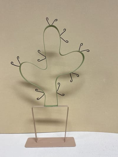 Decoratieve metalen cactus op standaard - licht groen - hoogte 30x18x4cm - raamornament - woondecoratie