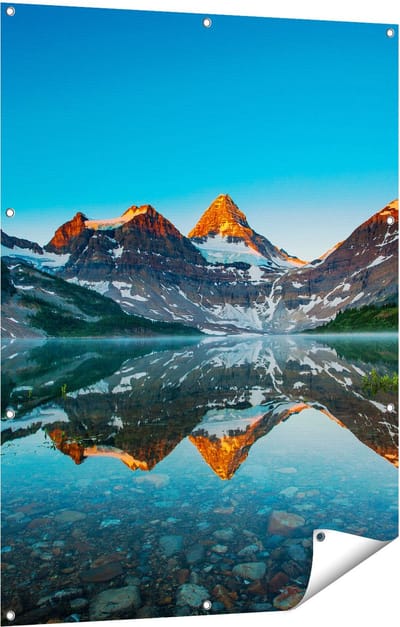 Gards Tuinposter Berg Assiniboine bij het Meer in Canada - 90x120 cm - Tuindoek - Tuindecoratie - Wanddecoratie buiten - Tuinschilderij