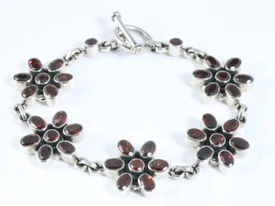 Zware zilveren bloemen armband met granaat
