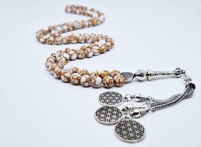 Handgemaakte tesbih "Tasbih" natuursteen "Wit howliet gesponnen goud" - Aantal kralen 99 - Diameter kralen 8MM - met metaal tassel "Harmonie" - Een mooi cadeau-idee