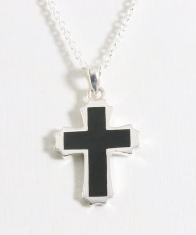 Zilveren kruishanger met onyx aan ketting