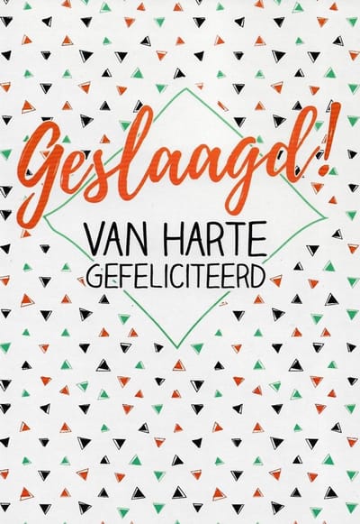 Geslaagd! Van harte gefeliciteerd. Een kleurrijke kaart met een afbeelding van meerdere stippen. Leuk om zo te geven of om bij een cadeau te voegen. Een dubbele wenskaart inclusief envelop en in folie verpakt.