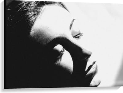 Canvas  - Foto van Gezicht van Vrouw in Zwart Wit  - 100x75cm Foto op Canvas Schilderij (Wanddecoratie op Canvas)