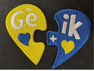 embleem 2 puzzelstukjes in blauw geel ge en ik