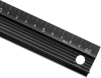 LIVIA HOME - Metalen liniaal - Snijliniaal - Nauwkeurige meting 1 mm - Zwart - Aluminiumlegering - Perfect voor kunstenaars en ontwerpers - 60 cm