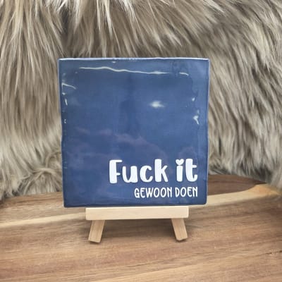 Robuust Wenstegeltje Fuck It Gewoon Doen – Quote Motivatie Tegeltje – Trendy – Woondecoratie – Cadeautje – Decoratief Tegeltje met Standaard – Cadeau Idee