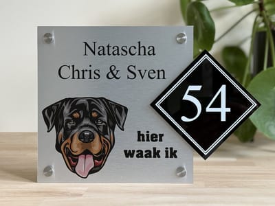 Naambordje / huisnummer voordeur hond Rottweiler 20x28cm Rvs look met rvs afstandhouders