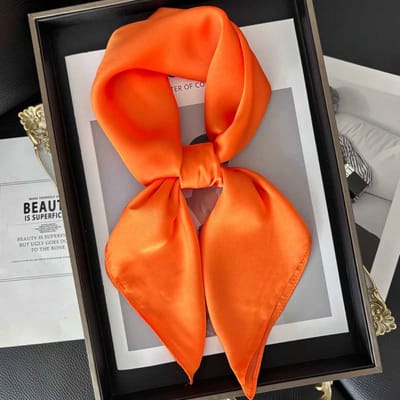 Oranje Zijdelook Sjaaltje 70x70 cm - Haar- en Halsdoek - Perfect voor WK & Voetbalwedstrijden