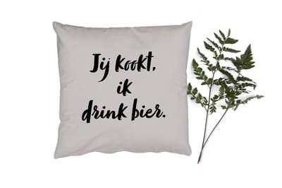 Sierkussens - Kussentjes Woonkamer - 50x50 cm - Quote - Taupe - Jij kookt, ik drink bier