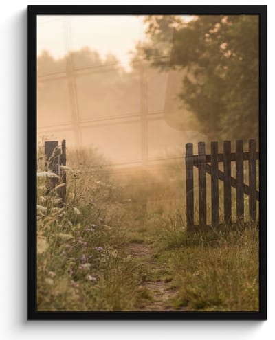 Poster in lijst - Fotolijst 60x80 cm - Posters - Hek - Natuur - Mist - Veld - Posterlijst zwart - Decoratie - Wanddecoratie woonkamer - Muurdecoratie slaapkamer