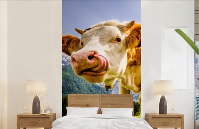 Behang - Fotobehang Koeien - Bergen - Gras - Landschap - Alpen - Breedte 120 cm x hoogte 240 cm