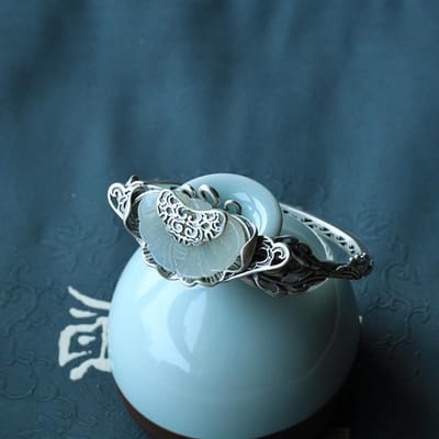 Originele designer nieuwe en oude handgemaakte vlinder ingelegde Ruyi Hetian jade open armband retro dames sieraden gray