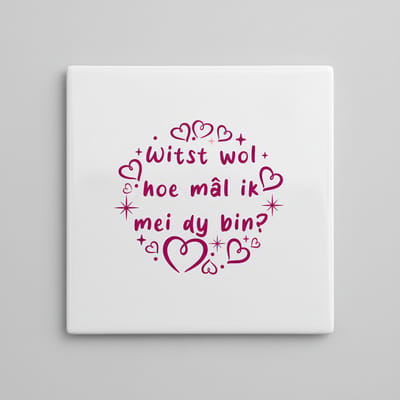 Keramische Tegel met Romantische Friese Tekst “Witst Wol Hoe Mâl Ik Mei Dy Bin?” – Wanddecoratie met Hartjes – 15 x 15 cm