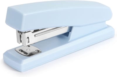 Blauwe kantoor nietmachine, capaciteit van 25 vellen — Desktop nietmachine voor studenten en kantoorgebruik