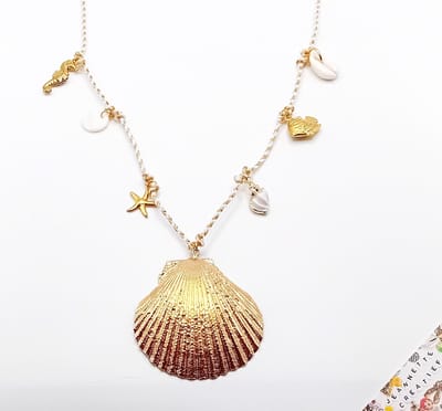 Jeannette-Creatief® - Beach - Koordketting met Bedels Bedelketting Shell - Lange Ketting met Jacobsschelp - Ketting met Bedels - Lange Ketting - Bedelketting - Ketting - Schelp - Zeester - Vis - Zeepaardje - Ketting XL - Ibizachic - Mermaidcore