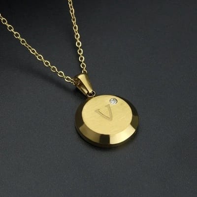 Aramat Jewels | Halskettingen | Goudkleurige Initiaal Ketting met Zirkonia Steentje - 45cm | V | |18mm | Staal | Volwassenen | Verkleurd niet