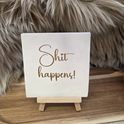 Robuust wenstegeltje “Shit happens!” – grappig decoratief tegeltje – Stijlvolle Woondecoratie met Boodschap – Trendy nu – Cadeau – Verjaardag of zomaar – 10x10 – Decoratief Tegeltje met Standaard – Cadeau Idee