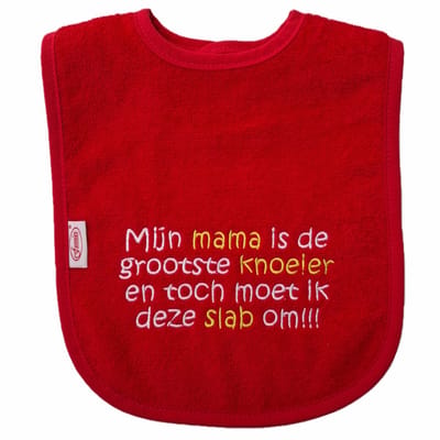 Rode slab met "Mijn mama is de grootste knoeier en toch moet ik deze slab om" - moederdag, mamma, moeder, knoeien, knoeiertje, eten, kraamcadeautje, cadeautje