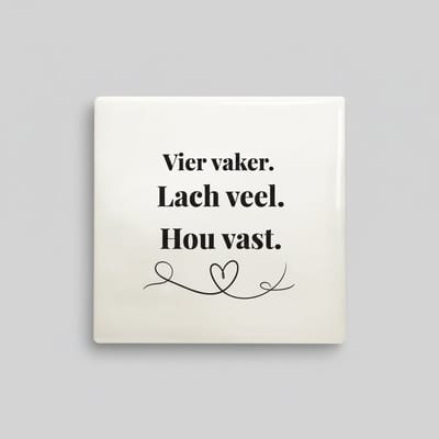 Inspirerende Quote Keramische Tegel “Vier vaker. Lach veel. Hou vast.” – Minimalistische Motiverende Woondecoratie, Positieve Tegel 15 x 15 cm
