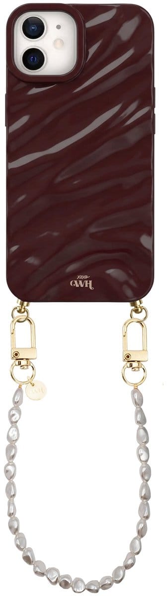 xoxo Wildhearts Glaze Cord Case Burgundy - Geschikt voor iPhone 12 - Pearlfection - Kort koord - Glimmend siliconen telefoonhoesje met plooien - Dream hoesje met koord - Parelketting - Telefoonkoord