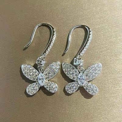 Huitan Trendy Vlinder Zirkonia Hangende Oorbellen voor Vrouwen Exquisiete Meisjes Oor Accessoires Zilverkleurig Statement Sieraden WHITE gray