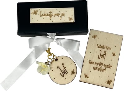 Sleutelhanger en kaartje liefste Juf | zwart | cadeaudoosje | liefste juf | einde schooljaar | kleine attentie | de liefste ben jij | topper | cadeau