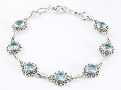 Bewerkte zilveren armband met blauwe topaas