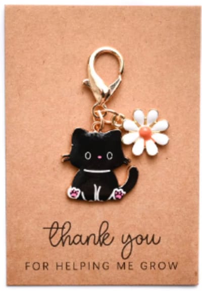 Pradeo - Katje Sleutelhanger - Gelukshanger - Hangertje - Katje - Poesje - Kat - Poes - Cat - Key Chain - Met Bloemetje - Pocket Hug - Klein Cadeau / Geschenk - Met Kaartje Met Tekst - Zwart Katje