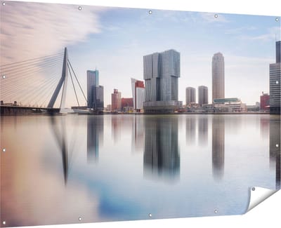 Gards Tuinposter Rotterdamse Skyline met de Erasmusbrug - 180x120 cm - Tuindoek - Tuindecoratie - Wanddecoratie buiten - Tuinschilderij