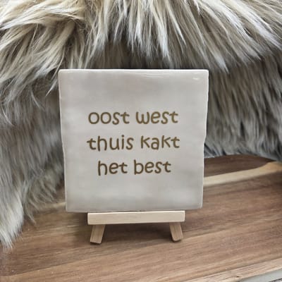 Robuust wenstegeltje “oost west thuis kakt het best” – Keramiek 10x10 cm – Humoristische Wanddecoratie & Cadeau – Cadeau vrienden,zomaar – Humor tegeltje - Grappige tekst tegel – WC decoratie humor
