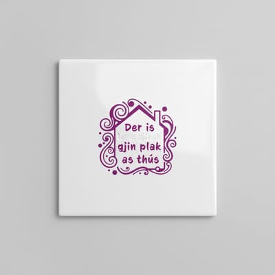 Decoratieve 15x15 cm Keramische Tegel – “Der is gjin plak as thús” Friese Wanddecoratie, Huisdecor Cadeau