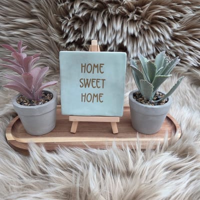 Robuust Wenstegeltje Home Sweet Home – Perfect Cadeau voor Nieuwe Woning of Gezellige Interieurstijl - Trendy nu - Cadeau - Vriend(in) - Familie - Housewarming - 10X10 – Decoratief Tegeltje met Standaard – Cadeau Idee