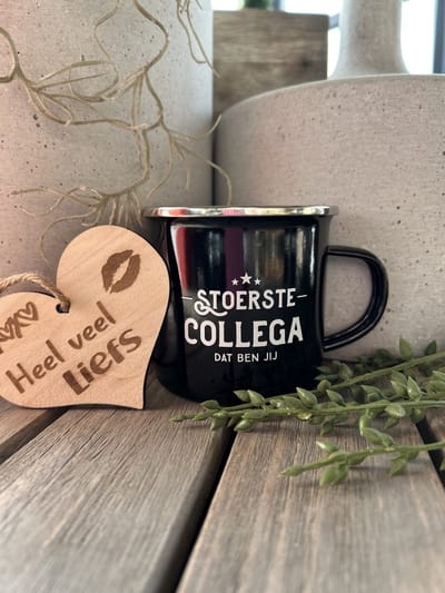 Creaties van hier – Emaille Mok Collega met houten hartje – plaatstaal - geëmailleerde coating – 9cm
