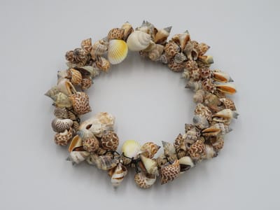 Schelpen krans - schelpen hanger - tropische wanddecoratie - Ibiza stijl - boho - schelp - schelpen - wandhanger schelpen - schelpenkrans voor aan de muur - tropisch interieur - bohemian interieur - zomers
