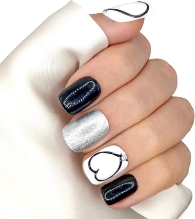 SD Press on Nails - No. 156 Heart Shaped - Kort Recht - Zwart met zilver en hartje - Plaknagels - Gelnagels - Handgemaakte Nagels - 20 stuks - Cosplay - Accessoires - (gel)Nagellak - Nagelstudio - Nail Art - Nagels met lijm - Korte Nageltips