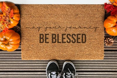 May Your Journey Be Blessed | 90x60 cm | Nieuwe huis cadeau | Ingangsmat | Deurmat met stijl | Verhuizing cadeau | Praktisch & trendy | Perfect voor binnenkomst | Cadeau voor nieuwe woning