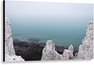 Canvas  - Rotsen met de Zee op de Achtergrond - 120x80cm Foto op Canvas Schilderij (Wanddecoratie op Canvas)