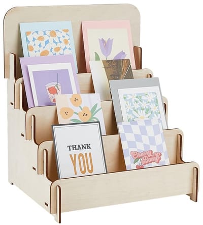 OmGoods - Dailygoody - Standaard voor wenskaarten - Houten display - Multifunctioneel - 4 etages - Organiser voor ansichtkaarten - 26,5 x 28 cm - Geschikt voor .
