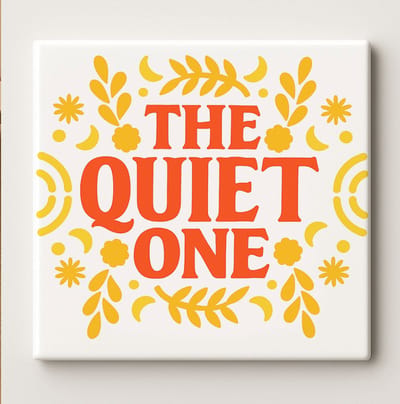 The Quiet One Keramische Tegel 15x15 cm – Minimalistisch Geel Bloemontwerp – Elegante Wanddecoratie & Attent Cadeau voor Huis of Kantoor