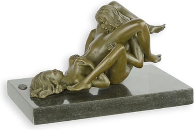 EEN EROTISCH BRONZEN BEELD VAN TWEE VROUWELIJKE NAAKTEN DIE MONDELING DOEN