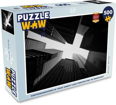 Puzzel Kantoorgebouwen in Tokio vanuit laag perspectief in zwart-wit - Legpuzzel - Puzzel 500 stukjes