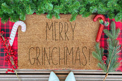 Merry Grinchmas | 90x60 cm | Nieuwe huis cadeau | Ingangsmat | Deurmat met stijl | Verhuizing cadeau | Praktisch & trendy | Perfect voor binnenkomst | Cadeau voor nieuwe woning
