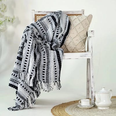 Urbane Hide | Getextureerde Plaid Franjes | SierPlaids | 125x160 cm | met Franjes | 100% Katoen | grijs en zwart