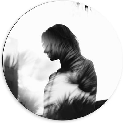 Dibond Wandcirkel - Vrouw met Bladeren (Zwart/wit) - 60x60cm Foto op Aluminium Wandcirkel (met ophangsysteem)