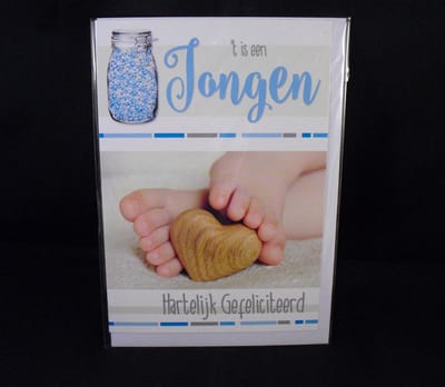 Felicitatiekaartje geboorte, 't is een jongen, hartelijk gefeliciteerd, met voetjes afgebeeld