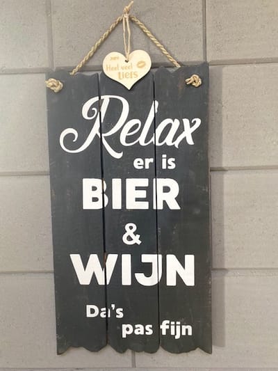Tekstbord met de tekst Relax er is BIER & WIJN Da's pas fijn - 55x30 - black - inclusief houten hartje