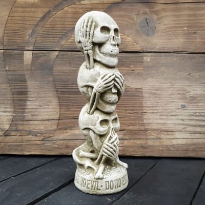 Betonnen tuinbeeld - stapel van schedels