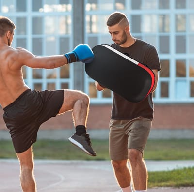 MEUNIQ kickpad voor kickboksen en Muay Thai 38 x 20 x 18 cm met 8 cm schokabsorberende vulling, handgreep en 2 klittenbandriemen, zwart