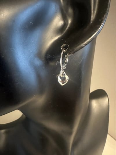 Zilverkleurig ringetje met een dicht hartje | Make up | Parfum | Moederdag | Verjaardagscadeau| Cadeautje| Valentijnsdag| Kado | sieraden | vaderdag | oorbellen | oorsieraden